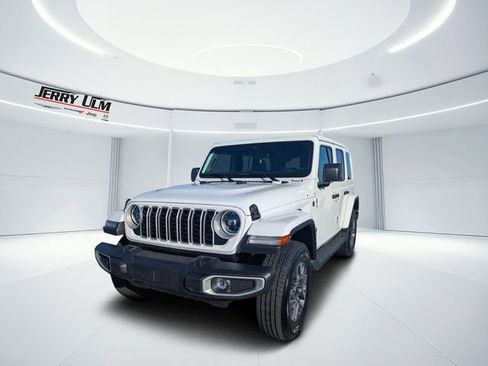 Used 2026 Jeep Wrangler Unlimited Sahara AWD/4WD image 6