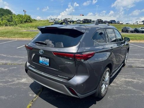 Used 2023 Toyota Highlander Platinum AWD/4WD image 3