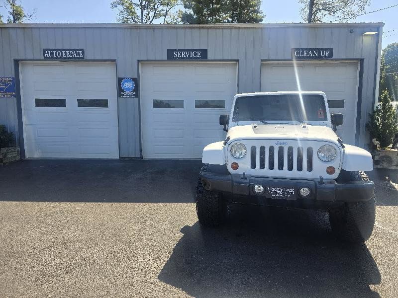 Used 2012 Jeep Wrangler Unlimited Sahara AWD/4WD image 2