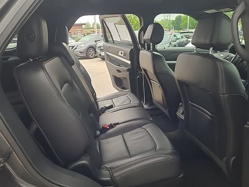 Used 2017 Ford Explorer XLT w/ Equipment Group 202A AWD/4WD image 18