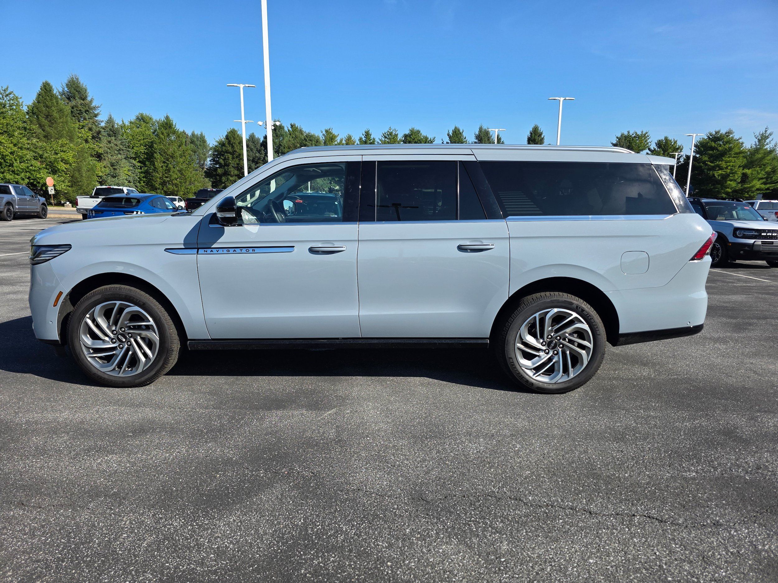 Used 2025 Lincoln Navigator L Reserve AWD/4WD image 2