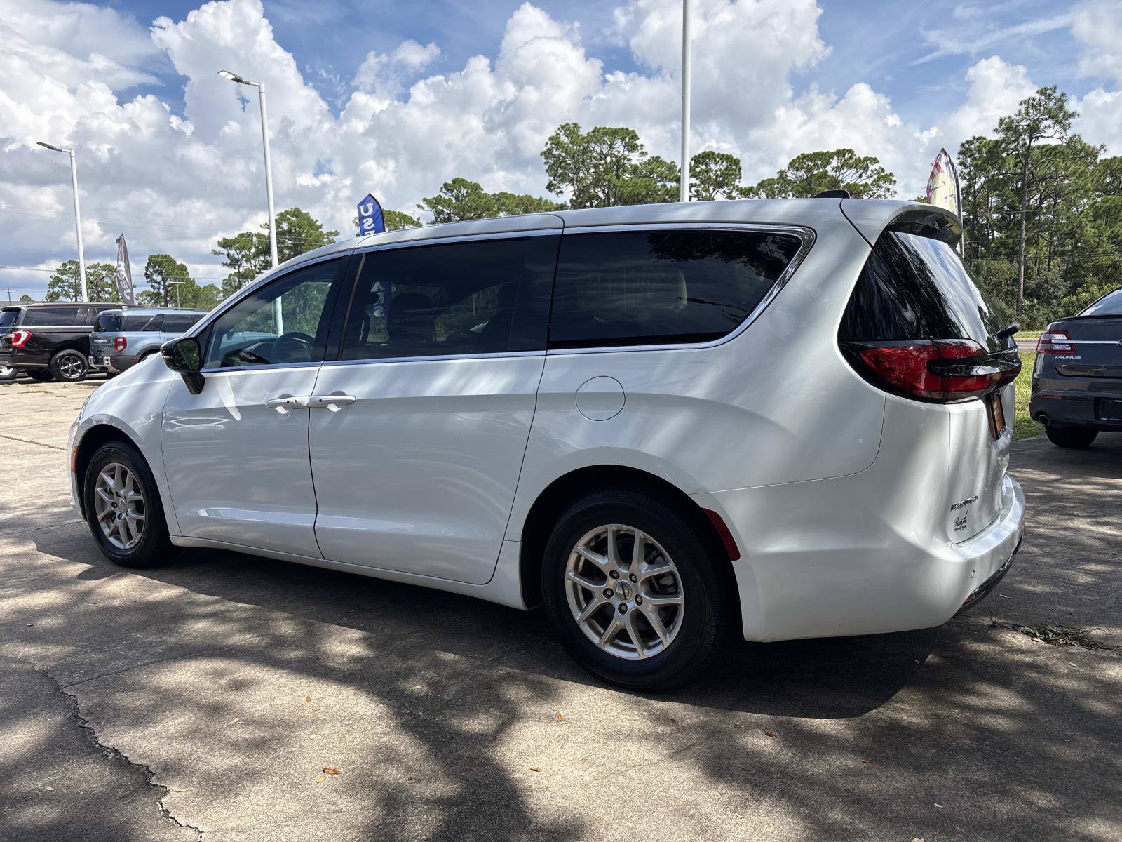 Certified 2025 Chrysler Pacifica Select FWD image 5
