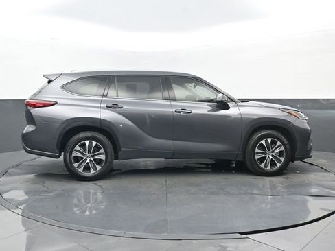 Used 2021 Toyota Highlander XLE FWD image 2