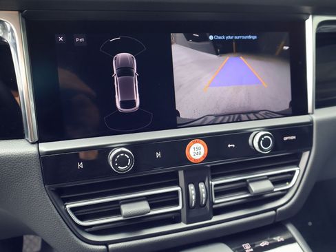 Certified 2025 Porsche Macan AWD/4WD image 19