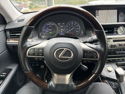 Used 2017 Lexus ES 300h w/ Luxury Package FWD image 18
