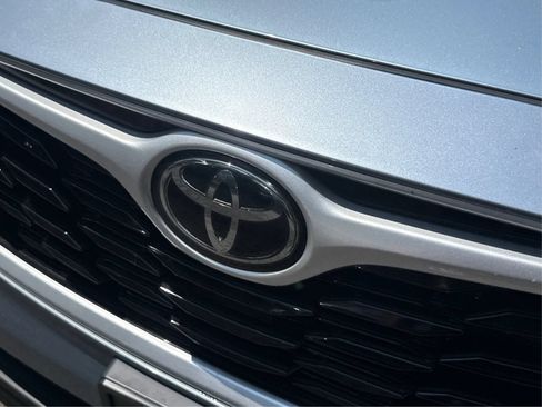 Used 2021 Toyota Highlander XLE AWD/4WD image 30
