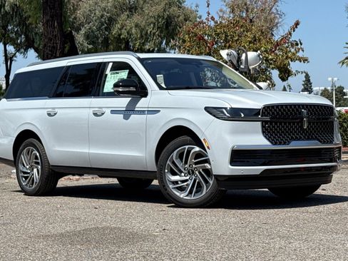 New 2025 Lincoln Navigator L Reserve image 2