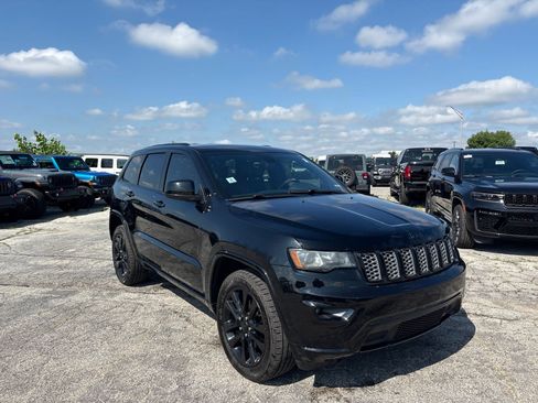 Used 2018 Jeep Grand Cherokee Altitude AWD/4WD image 4