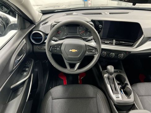 Used 2024 Chevrolet Trax LS w/ LS Convenience Package image 11