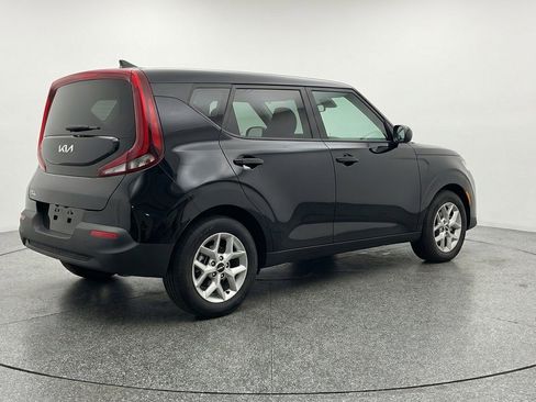 Used 2025 Kia Soul LX w/ LX Technology Package FWD image 9