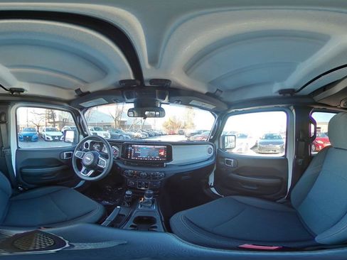 Used 2025 Jeep Wrangler Sahara image 41