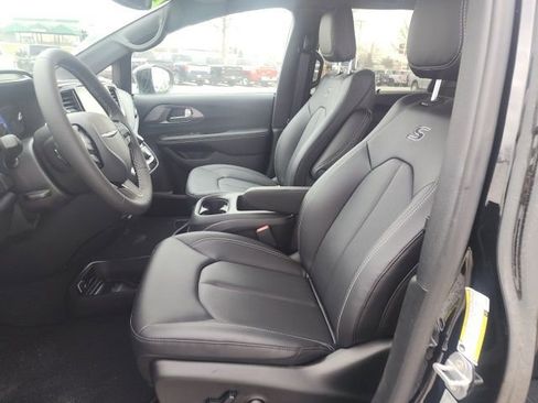 New 2026 Chrysler Pacifica Select w/ S Appearance Package image 18