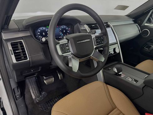 New 2025 Land Rover Discovery Dynamic SE image 8