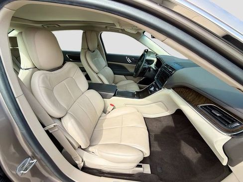 Used 2019 Lincoln Continental Select image 15