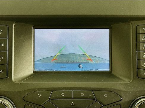 Used 2018 Ford Edge SE image 16