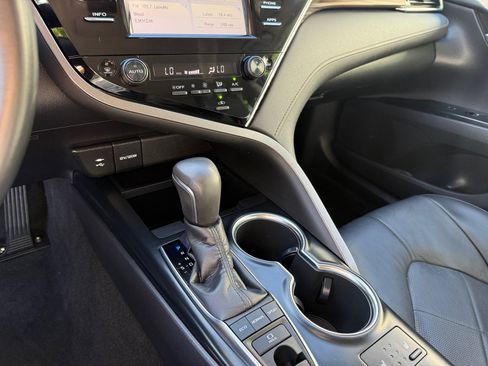 Used 2018 Toyota Camry XLE FWD image 13