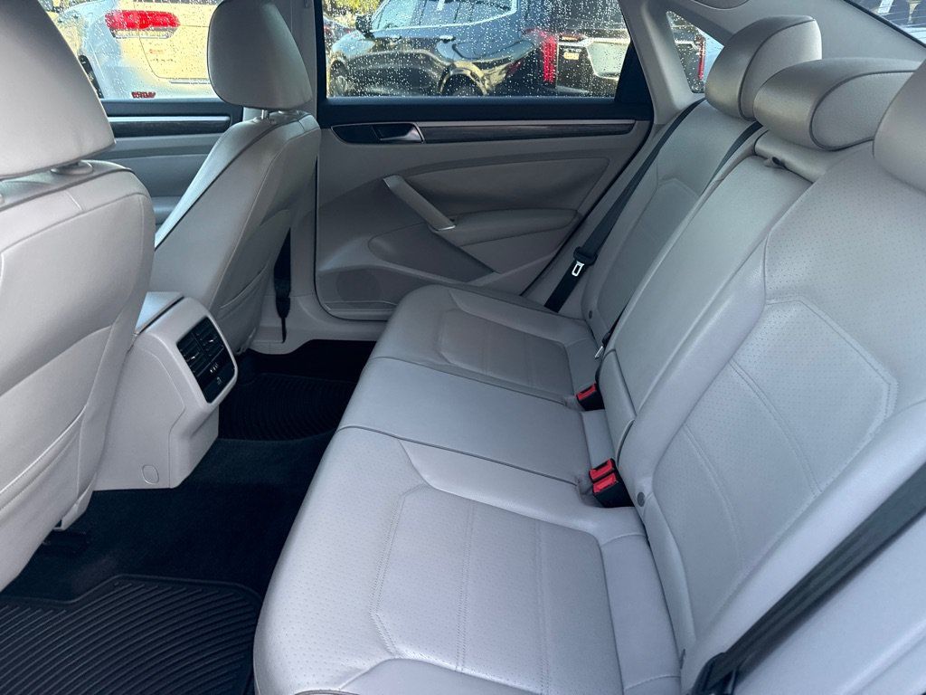 Used 2018 Volkswagen Passat 2.0T SE w/ SE Lighting Package FWD image 9