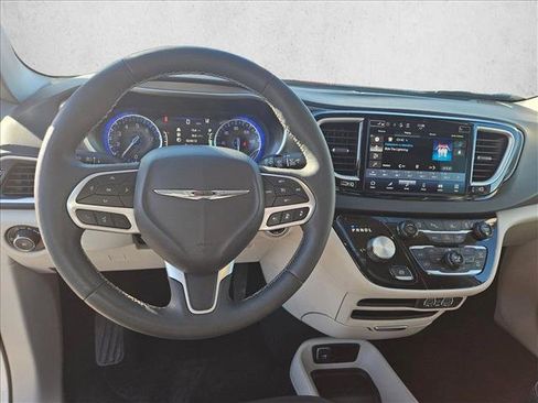 Used 2024 Chrysler Pacifica Touring-L image 17
