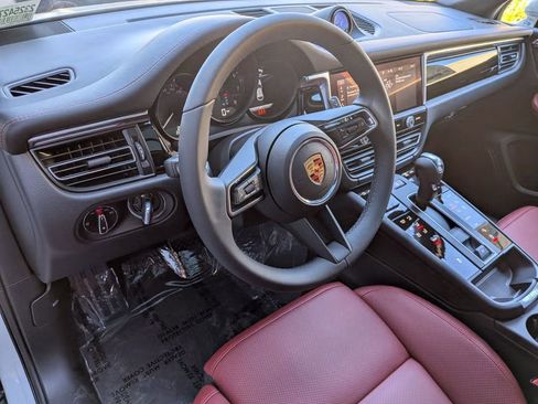 Certified 2025 Porsche Macan AWD/4WD image 4