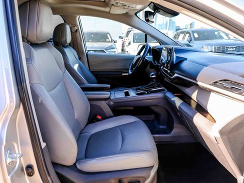 Used 2024 Toyota Sienna XLE FWD image 16