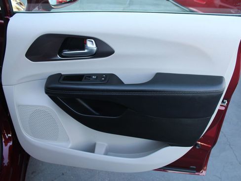 Used 2017 Chrysler Pacifica Platinum image 22