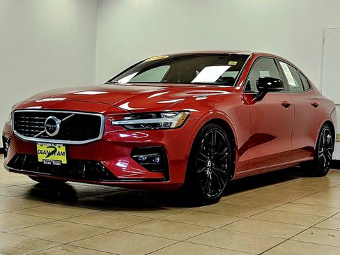 Used 2019 Volvo S60 T5 R-Design image 2