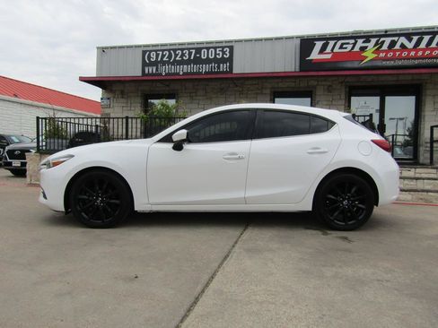 Used 2017 MAZDA MAZDA3 Touring FWD image 2