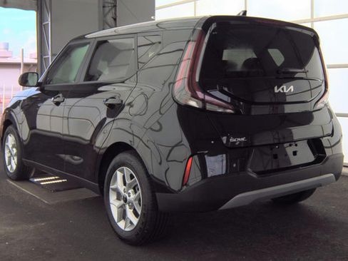 Used 2025 Kia Soul LX w/ LX Technology Package FWD image 4