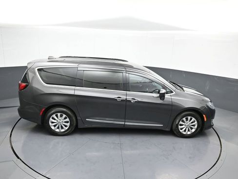 Used 2017 Chrysler Pacifica Touring-L image 37