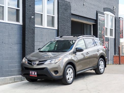Used 2015 Toyota RAV4 LE AWD/4WD image 3