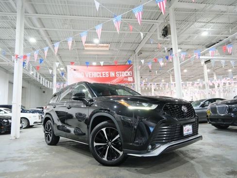 Used 2021 Toyota Highlander XSE image 2