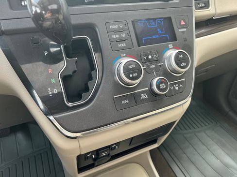 Used 2018 Toyota Sienna image 14