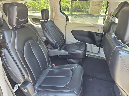 Used 2023 Chrysler Pacifica Touring-L FWD image 14