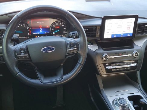 Used 2020 Ford Explorer XLT image 31