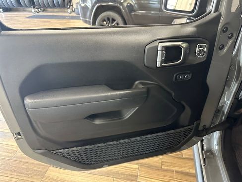 Certified 2023 Jeep Wrangler Unlimited Rubicon w/ Cold Weather Group AWD/4WD image 8