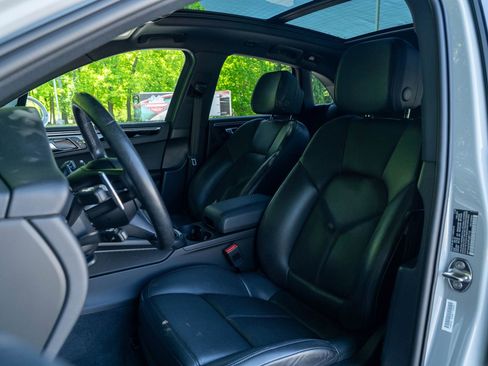 Certified 2023 Porsche Macan AWD/4WD image 5