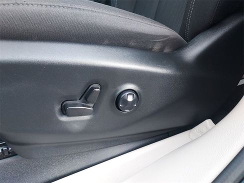 Used 2023 Chrysler Voyager LX image 18