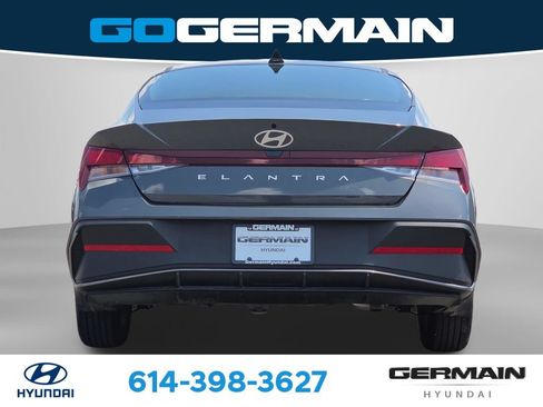 Used 2025 Hyundai Elantra SE FWD image 9