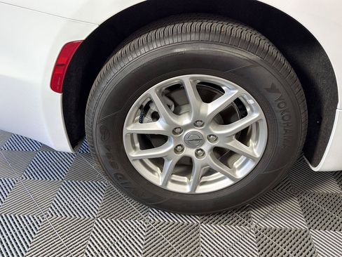 Used 2025 Chrysler Pacifica Select FWD image 11