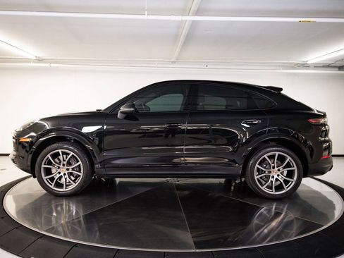 Certified 2023 Porsche Cayenne Platinum Edition AWD/4WD image 2
