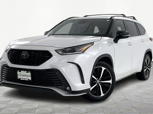 Used 2022 Toyota Highlander XSE image 3