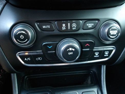 Used 2021 Jeep Cherokee Latitude Plus FWD image 15