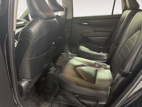 Used 2023 Toyota Highlander XLE AWD/4WD image 13