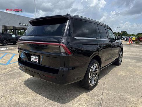 Used 2025 Lincoln Navigator Reserve AWD/4WD image 7