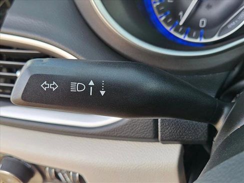 Used 2023 Chrysler Pacifica Touring-L FWD image 16