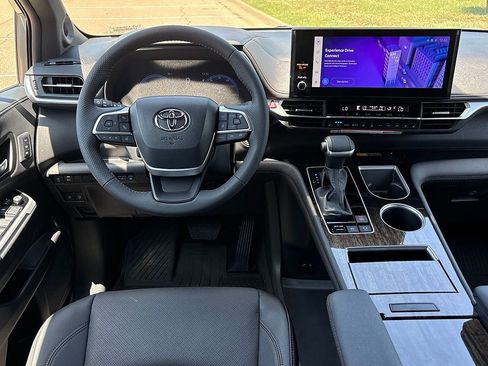Used 2026 Toyota Sienna Limited FWD image 11