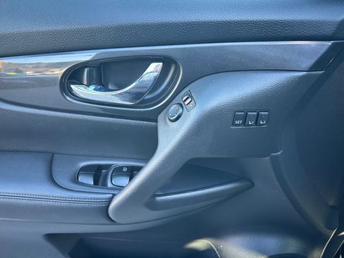 Used 2018 Nissan Rogue SV w/ Premium Package image 10