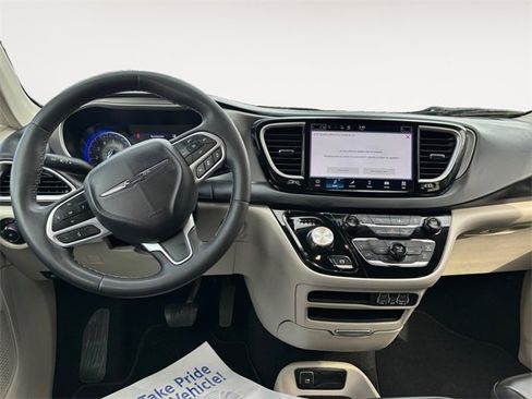 Used 2023 Chrysler Pacifica Touring-L image 12