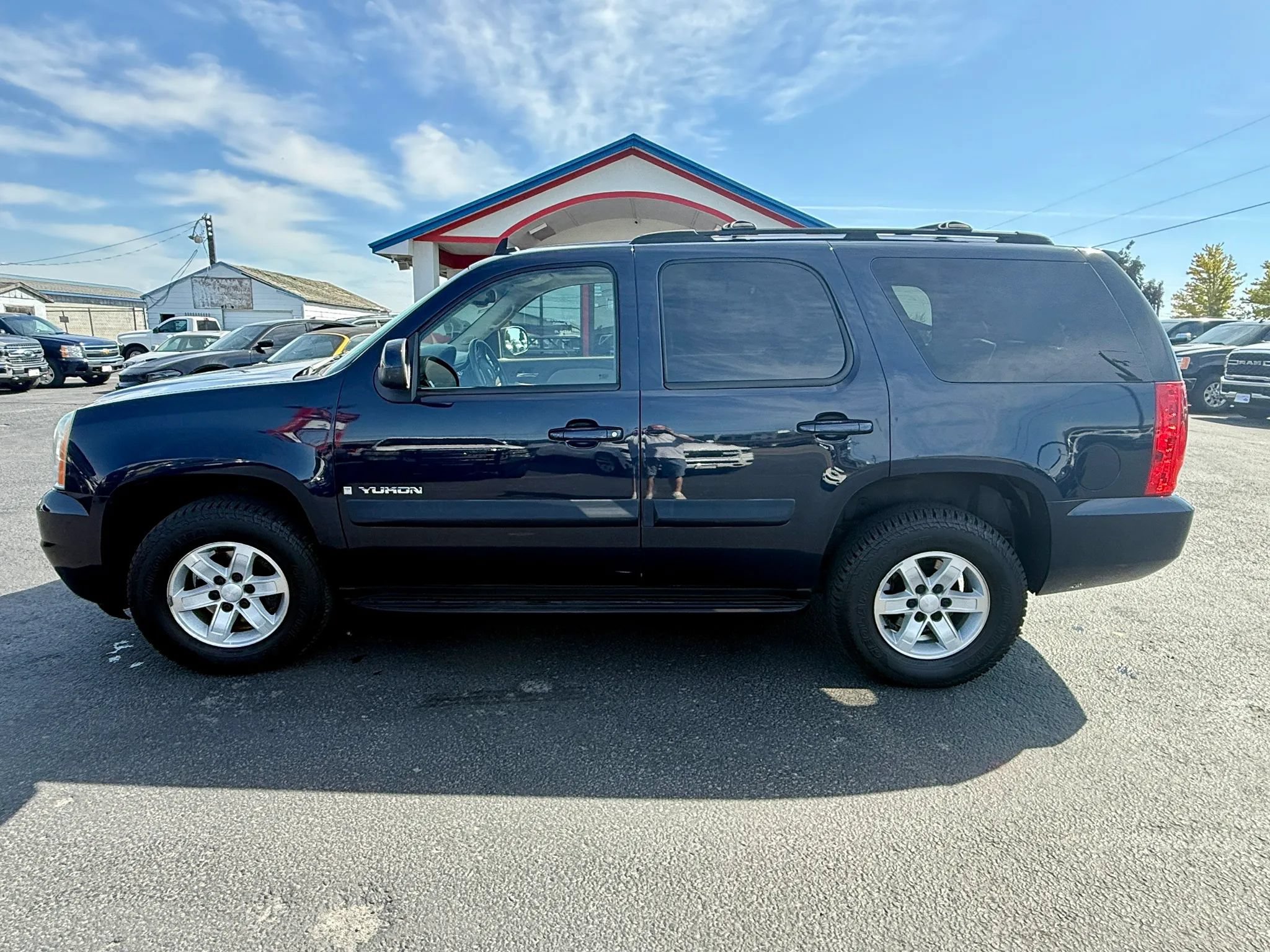 Used 2007 GMC Yukon SLT w/ SLT Preferred Equipment Group AWD/4WD image 2