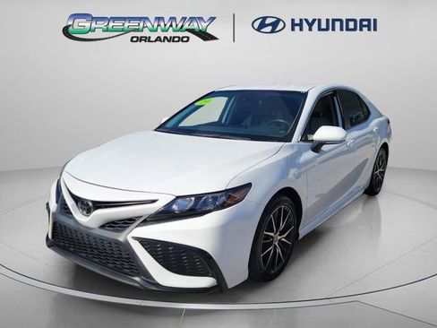 Used 2022 Toyota Camry SE image 2